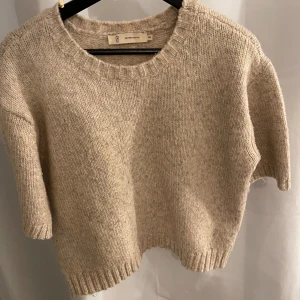 Stickad tshirt från Peppercorn - Jätte fin stickad t shirt från Peppercorn, säljer då jag inte får användning av den🩷jätte fint skick och nästan aldrig använd! Skulle mer säga den är i storlek S