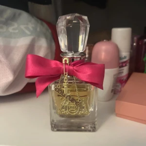 juicy parfym - juicy coture parfym. använd fåtal gånger. den har en konstig spray men den funkar att använda. luktar jätte gott