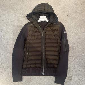 Moncler ”tricot” cardigan. Storlek Xl passar L. Skick 9/10 väldigt fint. Pris 5799kr nypirs 10.800kr