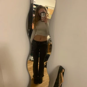 Lågmidjade svarta bootcut jeans - Jättefina o basic lågmidjade svarta jeans. Säljer för har för många jeans😭 Men dom e verkligen jättefina och bekväma!! 