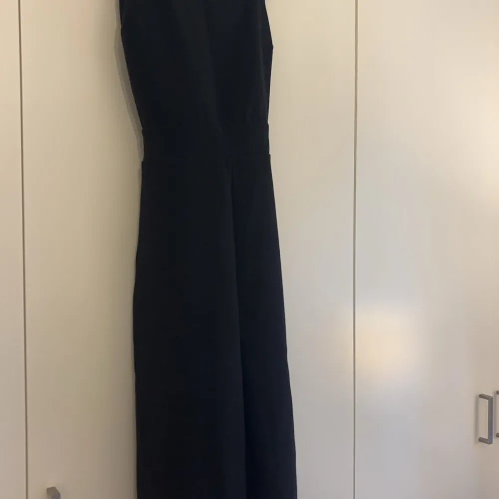 Svart superfin oanvänd jumpsuit köpt på nakd från märket roser i storlek small. . Klänningar.