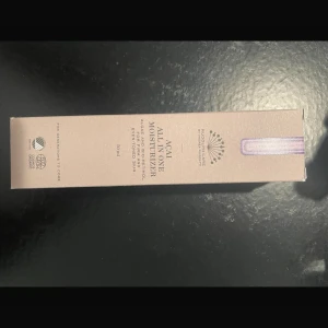 Acai All In One Moisturizer - Säljer en Acai All In One Moisturizer från Purito. Den kommer i en stilren förpackning och är perfekt för att återfukta huden. Innehåller acai-extrakt som ger näring och lyster. Perfekt för daglig användning!
