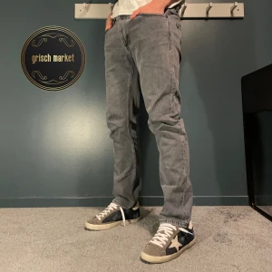 Grå Nudie Jeans - Ett par Nudie jeans i schysst grå färg | jeansen är i grymt skick, inga defekter 9,5/10 | size 33 som sitter för stort på mig men dom sitter ”tts”, jag är 181cm 70kg och har vanligtvis W31-32 | nypris 1600, priset är inte hugget i sten!