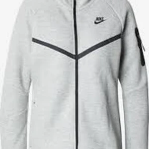 Grå hoodie från Nike - Funkar helt bra inga trasiga delar🙏