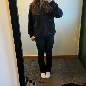 Säljer dessa lågmidjade bootcut jeansen ifrån Levis. Super fint skick men kommer tyvärr inte till användning. Storlek 25/30. Innerbenslängden är ungefär 75cm🥰