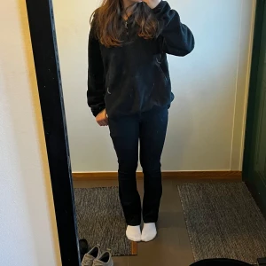 Levis jeans - Säljer dessa lågmidjade bootcut jeansen ifrån Levis. Super fint skick men kommer tyvärr inte till användning. Storlek 25/30. Innerbenslängden är ungefär 75cm🥰