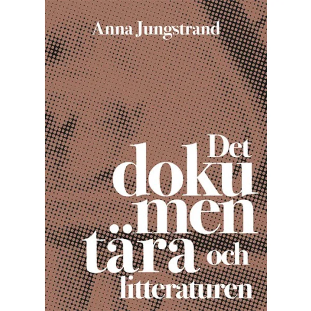 Vad innebär ”det dokumentära” när det handlar om litteratur? För att förstå det måste vi uppmärksamma att dokumentär­litteraturen har en särskild performativitet. Den måste själv framställa sitt anspråk på att vara ”dokumentär”, samtidigt som den framställer verkligheten, och denna själv­reflekterande process visar sig snart genomgripa alla nivåer i texten.      Anna Jungstrand föreslår en analys som tar hänsyn till hur dokumentärlitteraturen be­tingas av en förhandling mellan två situationer. Därmed får konstruktionen av röst en dubbel botten och det litterära tilltalet behöver läsas på ett annat sätt än i skönlitteraturen. Exemplen hämtas ur den svenska dokumentarismens klassiker från tiden kring 1968 – bland ­andra P O Enquists ­Legionärerna, Sara Lidmans och Odd Uhrboms Gruva och ­Birgitta Stenbergs Rapport.    Format Danskt band   Omfång 239 sidor   Språk Svenska   Förlag Ellerströms förlag AB   Utgivningsdatum 2020-02-01   ISBN 9789172475816  . Böcker.