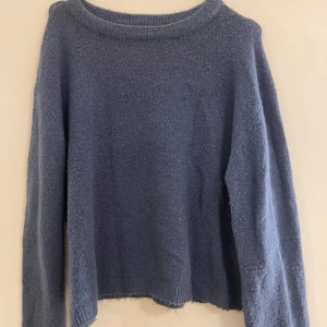 blå stickad tröja - Blå stickad tröja från lager 157, knappt använd 💗