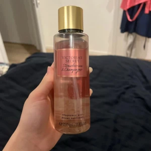 Victoria's Secret Strawberry & Champagne Fragrance Mist - strawberries and champagne, ger en söt doft av jordgubb med lite champagne lukt. köpt från vs (kolla sista bilden) använd ett par gånger men gillar mer vanilj så därför knappt använd! 💖