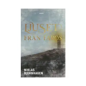 Den unge Symeon bryter upp från sitt hem i Juda och ger sig ut på en resa som ska föra honom ända till Egypten. Hans väg korsas av en präst som ger honom ett uppdrag: att föra två skriftrullar med profetens ord om Guds ljus till det berömda biblioteket i Alexandria. br/> Snart dras Symeon in i händelser han inte kunnat föreställa sig, och han hamnar i det djupaste mörker, som slav i ett främmande land. Men för den som tror lyser ljuset starkare än mörkret, och det går att finna en väg ut. br/> Ljuset från Faros är ett fängslande bibliskt drama som utspelar sig i mitten av det första århundradet före Kristus. Det handlar om att söka och finna sin väg i livet, men också om det ljus som hela världen ska få se, samma ljus som också kan bryta in i en människas liv och föra henne från mörker till ljus. br/> br/> Niklas Bjernhagen arbetar som pastor, och har haft skrivandet som passion och följeslagare sedan tonåren. I hans böcker skildras människors livsöden och relationer, och frågorna ställs om vad det är att vara människa. Detta är hans tredje roman.    Format Häftad   Omfång 286 sidor   Språk Svenska   Förlag Semnos förlag   Utgivningsdatum 2021-04-20   ISBN 9789189290129  