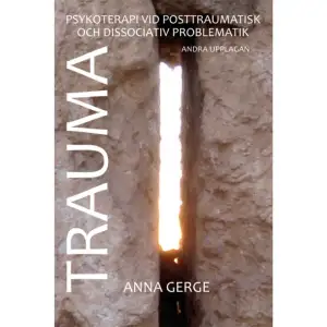 Den här boken, som nu ges ut i en andra upplaga, vänder sig till alla professionella inom svensk psykiatri samt de som utbildar sig inom detta fält. Även blivande socionomer, sjukgymnaster, präster och diakoner bör ha glädje av boken. Om du själv eller en vän påverkats av en traumatiserande upplevelse och vill förstå mer kan du finna svar här. Bokens avslutande bilagor vänder sig i huvudsak till behandlare.Boken tar sitt avstamp i en kortare beskrivning av PTSD, posttraumatiskt stressyndrom. Även rekommendationer för behandling av PTSD presenteras inklusive evidensbaserade metoder och vedertagna riktlinjer.Huvuddelen av boken ägnas åt mer komplex traumatisering samt principer för den behandlingen. Hur anknytningsskador påverkar människors integrativa kapacitet och därefter kan flätas samman med ytterligare traumatisering kommer att belysas. Vikten av att nå och reglera på förspråklig nivå i behandlingsarbetet betonas. Exempel ges med utvidgade EMDR-protokoll, klinisk hypnos och relationellt psykodynamiskt behandlingsarbete.... Vi får en gedigen genomgång av dessa begrepp: PTSD, komplex traumatisering och dissociativ problematik, både med avseende på diagnostik och med utmärkta kliniska vinjetter. Behandlingen som beskrivs sker med olika psykoterapeutiska metoder/tekniker. Trauma, som är ett mycket gediget arbete, vänder sig till professionella inom svensk psykiatri. ... Pekka Kataja, BTJ  10108202. Författaren Anna Gerge, biolog, beteendevetare och leg. psykoterapeut. Som handledare och psykoterapeut är hennes specialområde behandling av trauma- och anknytningsskador med metoder som når förspråkliga nivåer.    Format Häftad   Omfång 320 sidor   Språk Svenska   Förlag Insidan Förlag   Utgivningsdatum 2016-11-16   Medverkande Kjell Granberg   ISBN 9789198020786  