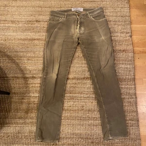 Beige jeans från Jacob Cohen - Säljer ett par snygga beige vintage jeans från Jacob Cohen. De har en slim passform och är i bra skick. Byxorna har en klassisk femficksdesign med dragkedja och knapp. Perfekta för både vardag och fest! 