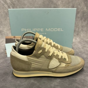 PHILIPPE MODEL TRPZ  - - Philippemodel TRPZ - Skick: 9,5/10 - Tillbehör: Enbart skorna - Storlek 40, passar mer 41 - Nypris ca 3700kr // Deluxecloset