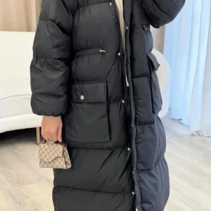 Stilren och Oversized Svart Jacka – Perfekt för Höst och Vinter! - Denna jacka är helt ny och aldrig använd, inköpt nyligen. Den är oversized och i en klassisk svart färg, vilket gör den lätt att matcha med olika outfits. Perfekt för dig som söker en varm och bekväm jacka med en trendig oversized passform!