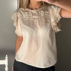 Ljusrosa blus med spetsdetaljer - Säljer en superfin rosa blus med spetsdetaljer och volangärmar. Superbra skick!!! Storlek s/36🥰🥰