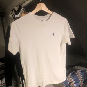 Vit t-shirt från Ralph Lauren - Säljer en klassisk vit t-shirt från Ralph Lauren i storlek m i barn storlek som motsvarar xs. Inga difekter. Ny pris 700kr mitt pris 299kr