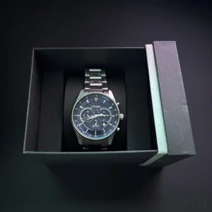 Citizen klocka - Fin citizen klocka med mörkblått ur, batteriet funkar och klockan är i fint skick, någon liten repa på klocka men den ger ett superfint helhets intryck