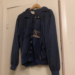 Valentina jacka - Säljer en vintage Valentino jacka. Mycket bra skick i storlek medium. Hör av er vid frågor😁