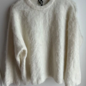 Vit fluffig tröja från BikBok - Supermysig vit tröja från BikBok i fluffigt material. Liknar den populära tröjan från H&M🤍Endast använd en gång.