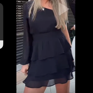 Svart klänning med volanger - Så snygg och fin klänning som verkligen passar till allt! 🥰Köpte på Gina för nått år sen så tror inte den finns att köpa ny, men knappt använd💕