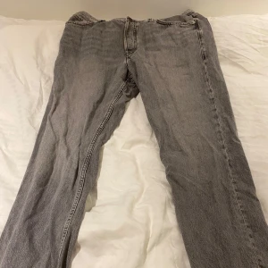 Loose/Chris Jeans från Jack & Jones - Säljer ett par Loose/Chris från Jack & Jones i bra skick. De har en klassisk straight passform och är perfekta för vardagsbruk. Perfekta för höst och vår!