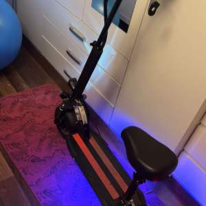 Jag säljer min el sparkcykel som har topp hastighet på ungefär 50km/h eller mer beroende på hur mycket man väger. Den är snabb och smidig. Bromsarna behöver fixas dock. Priset kan diskuteras och ni kan skriva för fler bilder 