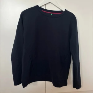 Marinblå tröja med rund hals - Säljer en stilren marinblå tröja med rund hals och långa ärmar. Tröjan är i bra skick och passar till det mesta i garderoben. Skön och enkel att matcha!