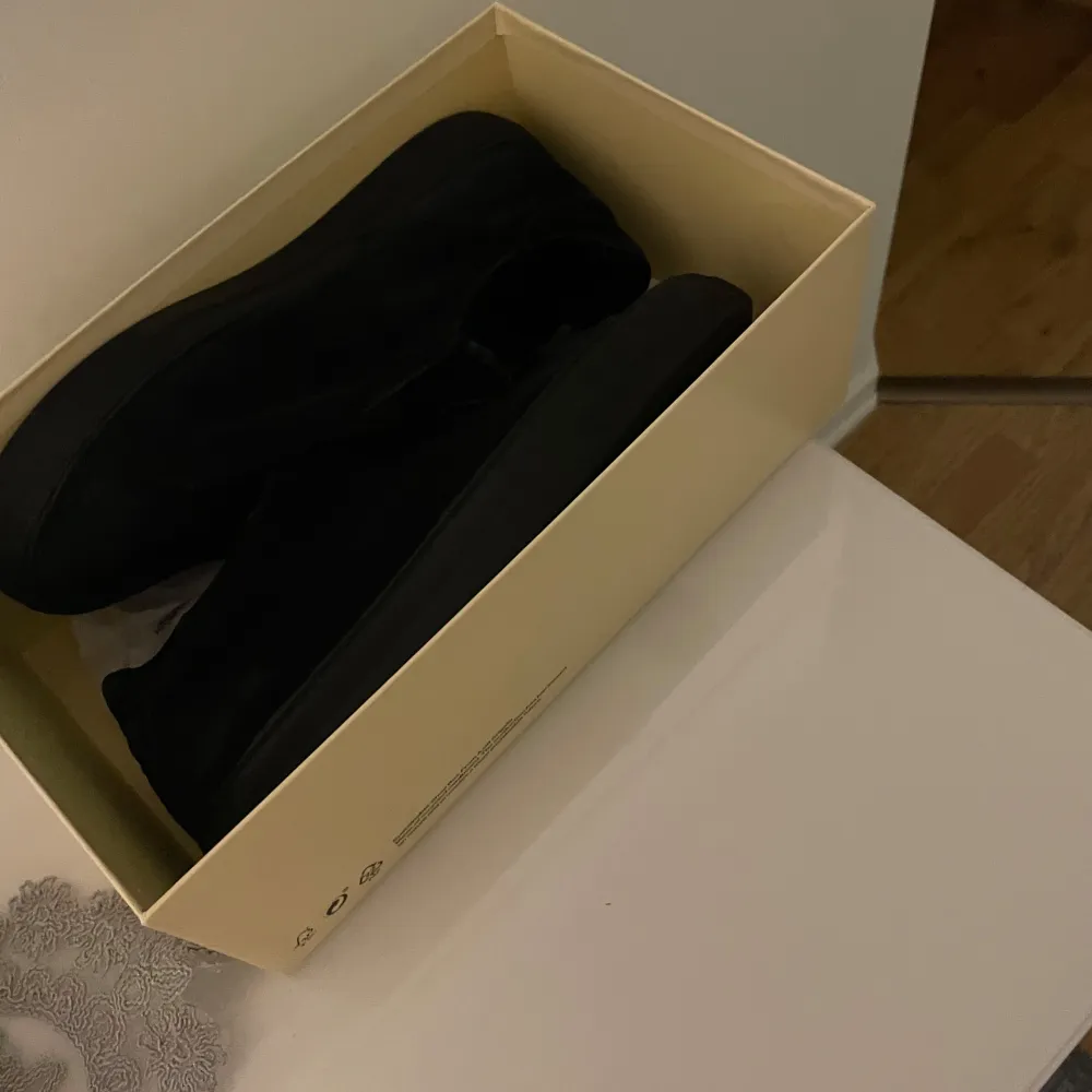 Säljer ett par stilrena svarta sneakers från Axel Arigato i modellen Clean 360 Laceless. Skorna är i mocka och har en minimalistisk design utan snörning. Perfekta för en snygg och avslappnad look. De är i storlek EU44 och i bra skick. Kengät.