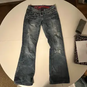 Säljer mina jätte coola jeans med slitningar som är lite baggy och jätte låg midjade! Dem är i okej skick då dem har hål i båda fickorna (sista bilden) 🩷fråga om mått🩷