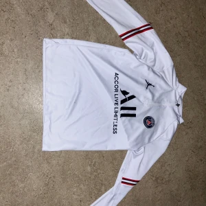 Psg tröja - Säljer en långärmad vit psg tröja. Använd ett par gånger men är i väldigt bra skick. Säljer den pga inte är min stil längre. Storlek S men sitter oxå bra om du är lite mer än 175cm