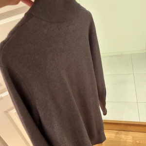 Grå kofta från Massimo Dutti - Säljer en stilren grå kofta från Massimo Dutti. Den har en dragkedja framtill och långa ärmar. Perfekt för både höst och vår. Koftan är i mycket bra skick och passar till många olika outfits är endast ganska nopprig. Priser går att diskuteras!
