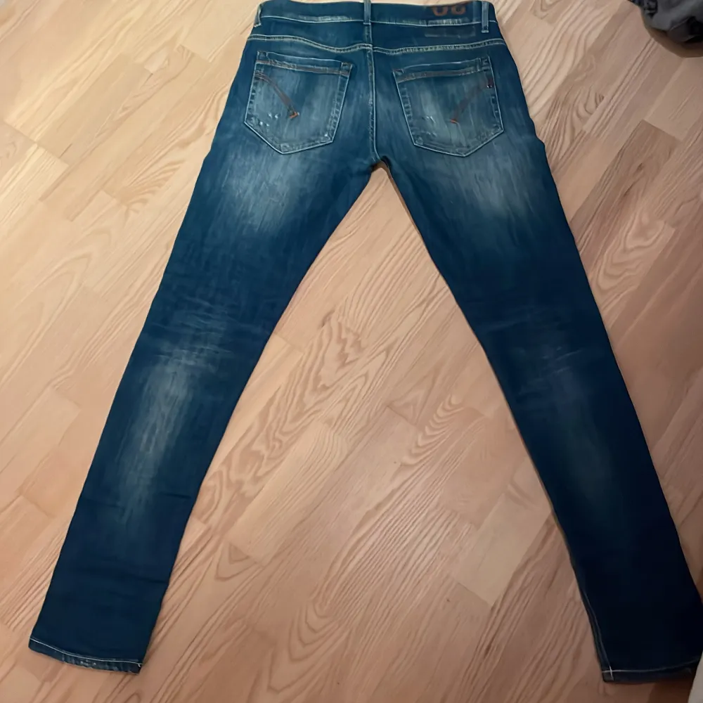 Säljer ett par snygga sällsynta blå jeans från George i otroligt bra skick. De har en cool slitning på ena benet och klassiska femficksdetaljer. Perfekta för en avslappnad stil med en touch av edge. Passar både till vardags och fest! Dem är i skick 9/10 och passar perfekt för folk som är ca 175! Riktigt feta och jag har använt dem ungefär 2 gånger sen jag köpte och på det kommer det ultimata priset! Dom är ca 105 cm i längden så ungefär som L31-32! Tveka inte att höra av er vid frågor 📦🙌. Jeans & Byxor.