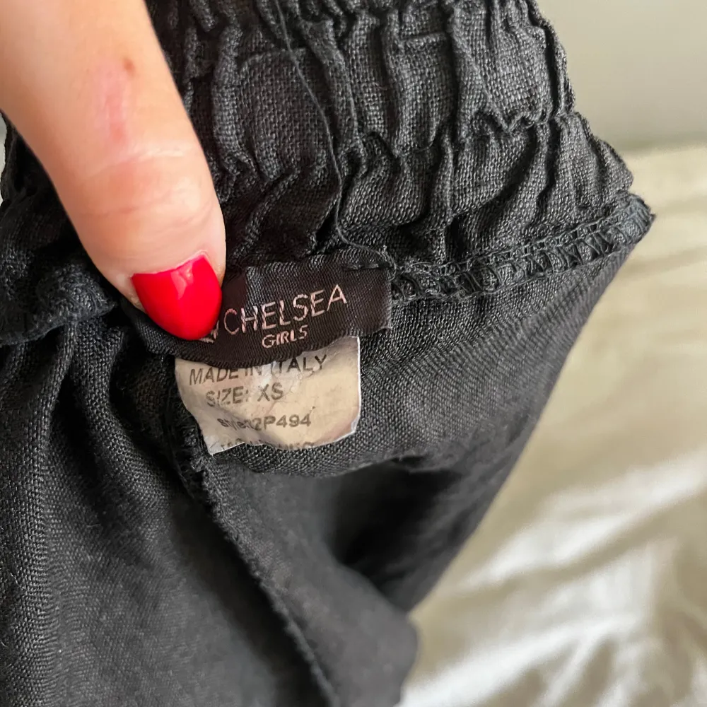 Säljer ett par svarta byxor från Chelsea Girls i storlek XS. De har en bekväm elastisk midja med knytband. Använda en eller två gånger. . Jeans & Byxor.