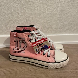Rosa One Direction sneakers - one direction skor🩷 alla diamanter är kvar. oanvända med lappen kvar. i bra skick! pris kan diskuteras :)  storlek 38, passar mig som brukar ha 38/39. 