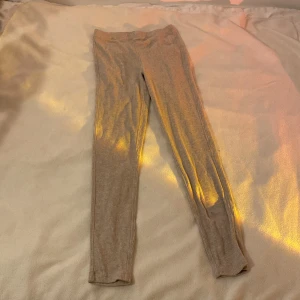 Beige ribbade leggings - Säljer ett par superbekväma beige ribbade leggings. De är högmidjade och har en tight passform som sitter perfekt. Perfekta för en mysig dag hemma eller en avslappnad dag ute. De är i mycket bra skick och passar till det mesta i garderoben!