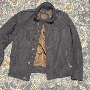 Svart jacka från Massimo Dutti - Säljer denna riktigt snygga Massimo Dutti jackan storlek S! Skick 10/10! Lite tjockare än vanligt så den funkar för lite kallare temperaturer!