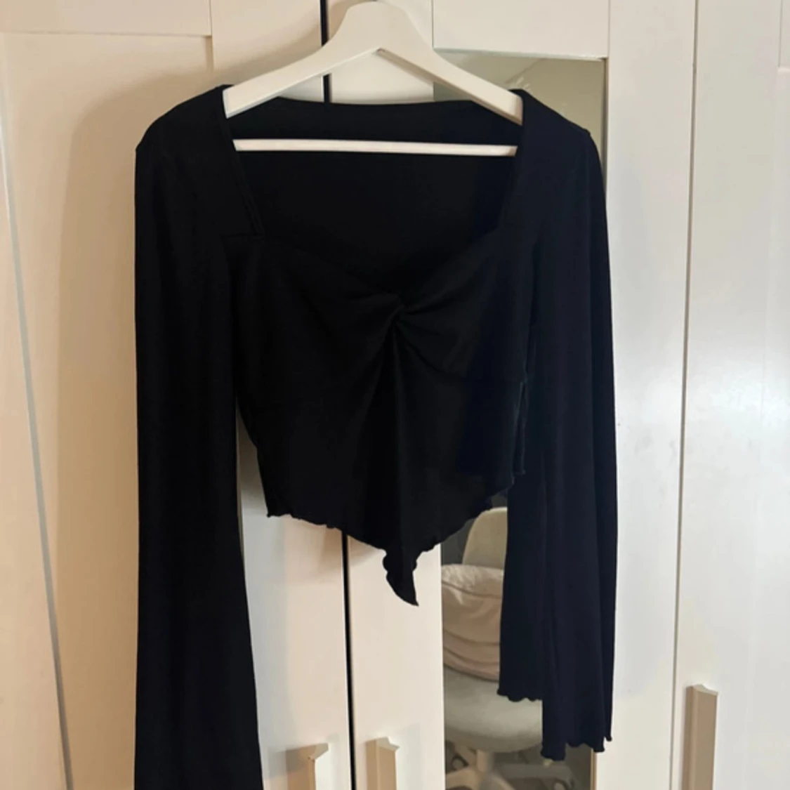 Svart långärmad topp med knytdetalj