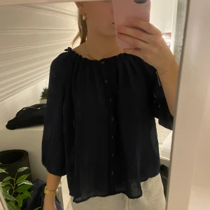 Marinblå blus - Typ aldrig använt och är i jättebra skick!💕