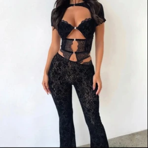 Set - Set från Australien. Använt en gång. Nypris se bild 3-4. 3D tyg, ej genomskinligt utan hudfärgat tyg under. 