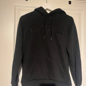 Svart hoodie från Peak Performance - Säljer en stilren svart hoodie från Peak Performance. 