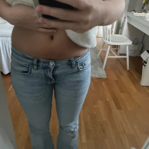 Lågmidjade bootcut jeans  - Jätte snygga jeans från Gina tricot. Jag har sytt om de till lågmidjade men även sytt upp dom. Inget som syns, jeansen passar perfekt på mig som vanligtvis bär XS/S och är 162 lång.