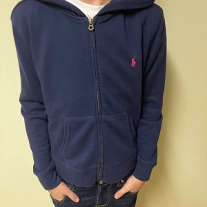 Ralph lauren hoodie  - Hej! Säljer nu denna riktigt snygga Ralph lauren zip hoodie storlek XS, skick 9/10 vid minsta lilla fundering är de bara och höra av sig
