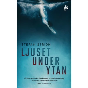 Ljuset under ytan (pocket) - För fem år sedan var Hanna Mårlind världsmästare i simhopp. Idag är hon bara ytterligare en ensamstående småbarnsmamma med dåligt samvete och sargad självbild. Ingen jagar henne längre förutom kronofogden. Men när Hanna vaknar upp den här natten ska allting förändras. En främling har tagit sig in i hennes lägenhet. Någonstans i mörkret väntar han på henne, och mardrömmen har bara börjat. Varenda utryckning som John Haeger kastar sig in i verkar sluta i katastrof. Förmodligen borde han ignorera larmet som går ut över polisradion, men snart är John indragen i ett fall som trotsar allt förstånd. Gamla, ostraffade människor försöker mörda en före detta elitidrottare. Alla tycks sakna koppling till offret och flera av dem pratar förvirrat om en och samma sak: Om guden med det brinnande ansiktet. Ljuset under ytan är en skräckosande spänningsroman som utspelar sig under några dallrande försommarveckor i Stockholm och ytterskärgården. I kollisionen mellan vitt skilda levnadsöden där alla rimliga förklaringar verkar orimliga. Och allt som ter sig omöjligt långsamt förvandlas till en hisnande möjlighet. Stefan Stridh har arbetat som tv-producent i närmare tjugo år, huvudsakligen med underhållning och kriminaldokumentärer. Ljuset under ytan är hans debutroman.»Stefan Stridh är debutant, och definitivt en av årets bästa.« Nisse Scherman, DAST Magazine »Trasiga människor, beckmörker och olidlig spänning - extra allt, vilken käftsmällsdebut!.« Carin Gerhardsen »Två trasiga själar och huvudpersoner som skapar en berättelse och historia som är hisnande, gripande och mystisk. Ibland är det så fruktansvärt spännande och läskigt att det kryper i kroppen, ibland är det så verklighetstroget att hjärtat gör ont. Författaren blandar det vardagliga med det overkliga men tappar aldrig tråden. ... Boken är lång men värd varenda sida. Har ni inte läst den i sommar så läs den när hösten och mörkret kryper på.« Betyg 4 av 5, Annas deckartips»Som en skogspromenad i nattsvart mörker; fylld av vassa snår och vindlande små avkrokar. Atmosfären är skrämmande och samtidigt fascinerande ... Berättelsen om Hanna Mårlind och de såriga relationerna till hennes närmaste liknar inga andra böcker inom genren och det är just den uppfriskande känslan av nytänkande som gör att Ljuset under ytan sticker ut och lämnar avtryck. En mycket spännande debut, i dubbel bemärkelse!« Johannas deckarhörna    Format Pocket   Omfång 494 sidor   Språk Svenska   Förlag Louise Bäckelin Förlag   Utgivningsdatum 2020-07-09   Medverkande Niklas Lindblad   ISBN 9789177991939  