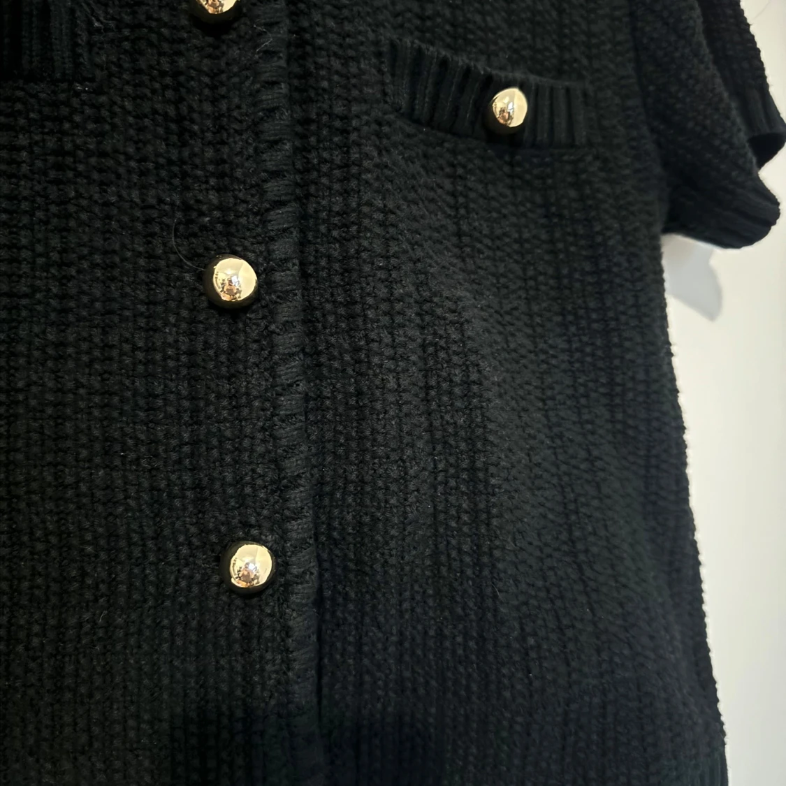 Svart ribbad kofta med guldknappar - 92