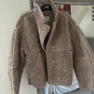 Pufferjacka - Supersnygg som inte säljs längre, storlek M men passar även mig som har S suveränt!