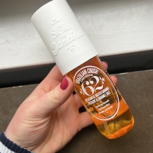 Parfym Sol de Janeiro Brazilian Crush - Säljer en Sol de Janeiro Brazilian Crush parfym med en doft av pistage och saltad karamell. Flaskan är genomskinlig med en vit kork och rymmer en gyllene vätska. Perfekt för dig som älskar söta och varma dofter. Använd ett par gånger men fortfarande nästan full. Passa på att få den här populära doften till ett bra pris!