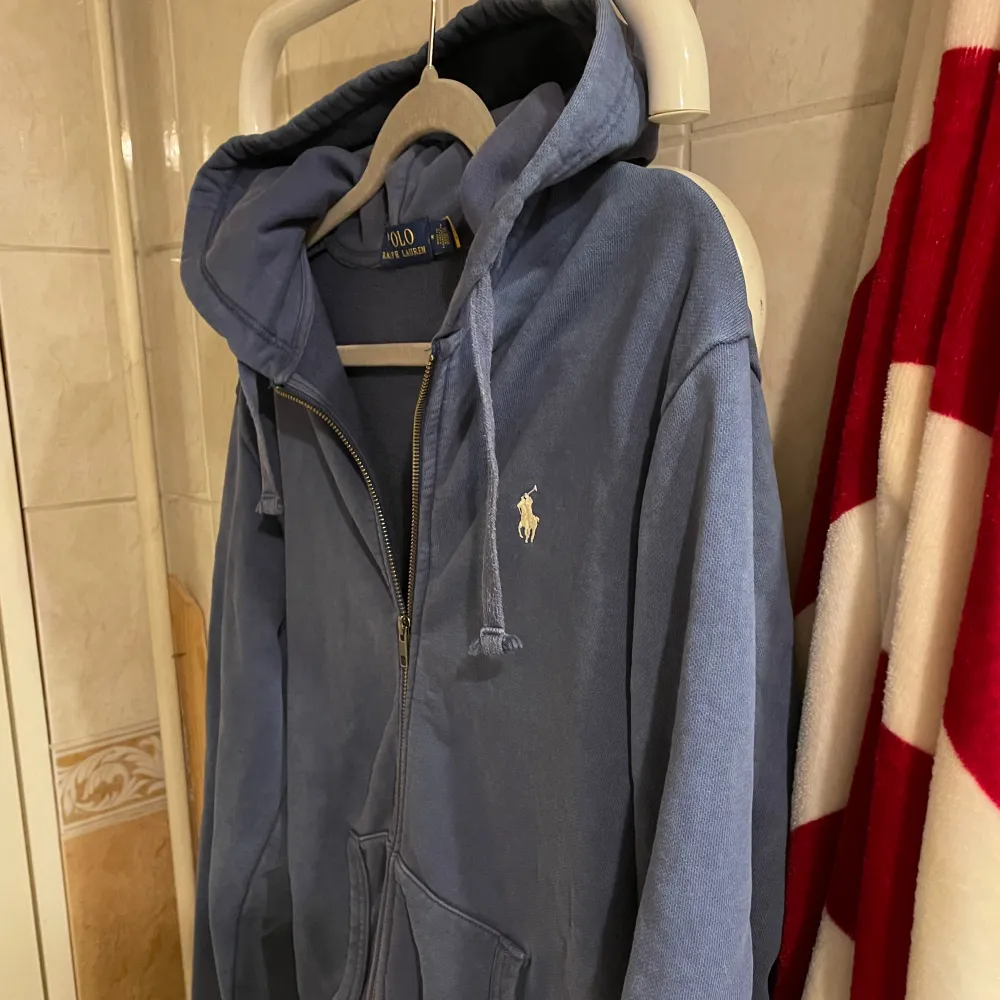 Tja, säljer nu min knappt använda Ralph lauren Zip-Hoodie 50% billigare än nypris. Använd fåtal gånger då jag tycker att M är för stort för mig. Hoodien är i väldigt bra skick och har använts varsamt och försiktigt, och är köpt från Zalando. Pris kan diskuteras vid snabb affär! Ny pris ligger på 2199 kr! . Tröjor & Koftor.