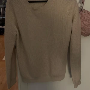 Beige kashmirtröja från Soft Goat - Säljer en supermjuk och stilren beige kashmirtröja från Soft Goat. Storlek M men passar mig som har S👌🏻