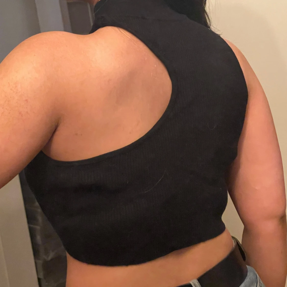 Svart ribbad croppad topp - 90