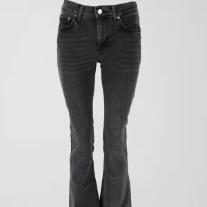 Mörk grå bootcut jeans - Snygga mörk grå lågmidjade bootcut jeans mycket bra skick, aldrig använda. Pris kan diskuteras🩷